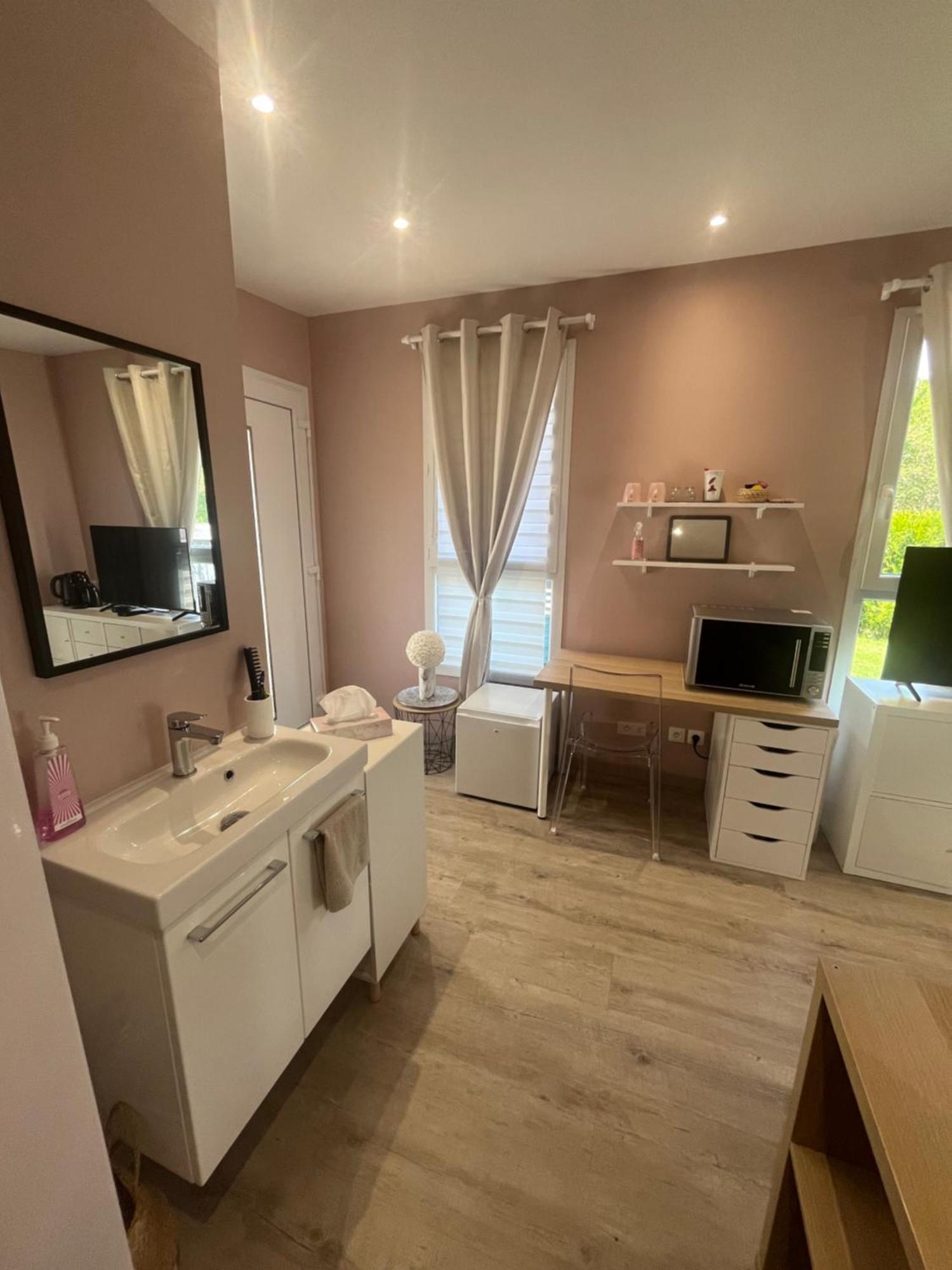 Appartement Dependance Prive à Saint-Thibault-des-Vignes Extérieur photo